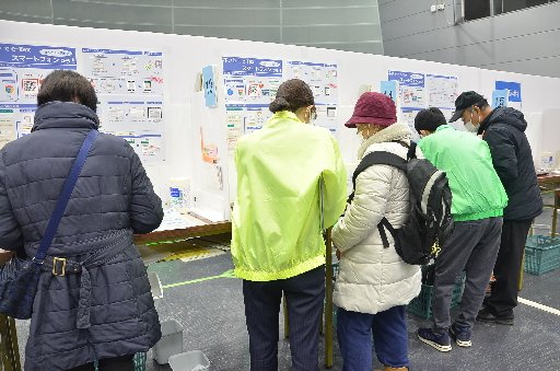 会場でスマートフォンを使い申告を行う来場者＝松江市学園南１丁目、くにびきメッセ