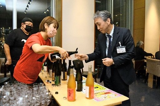 島根の地酒を楽しむ参加者=東京・銀座、ラウンジ日比谷