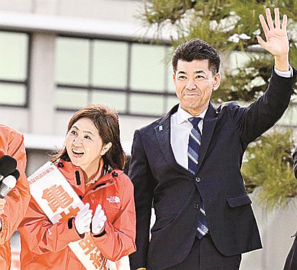 衆院島根１区補選の選挙戦最終日、有権者らに支持を訴える立憲民主党の泉健太代表（右）と亀井亜紀子氏＝４月２７日、松江市内