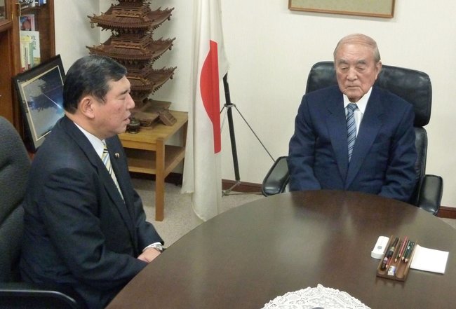 中曽根康弘元首相（右）と会談する自民党の石破茂幹事長＝２０１２年１０月、東京都港区