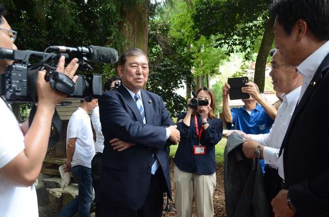 自民党総裁選の立候補表明を前に、党鳥取県連幹部と話す石破茂氏＝２４日、鳥取県八頭町郡家殿の和多理神社