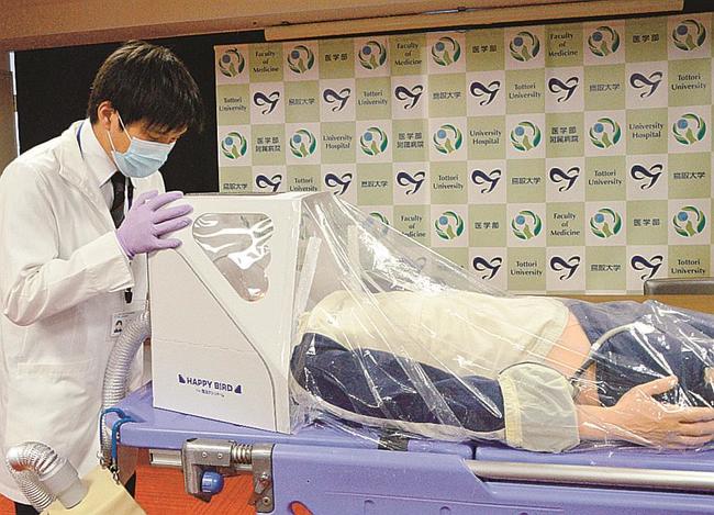 「ハッピーバード」を説明する藤井政至助教＝米子市西町、鳥取大医学部付属病院