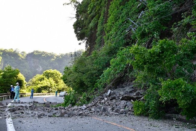 道路脇の斜面が崩落した国道２６１号＝１３日午後３時４７分、江津市桜江町谷住郷