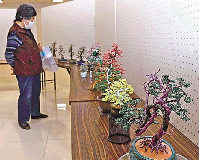 アルミワイヤを使い制作したアート作品＝益田市常盤町、キヌヤショッピングセンター