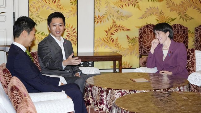 15日、国会内で会談に臨む自民党の高市早苗総裁(右)と日本維新の会の吉村洋文代表(中央)、藤田文武共同代表