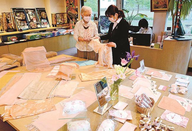 桜色に染められた作品=出雲市今市町、ギャラリー高瀬川