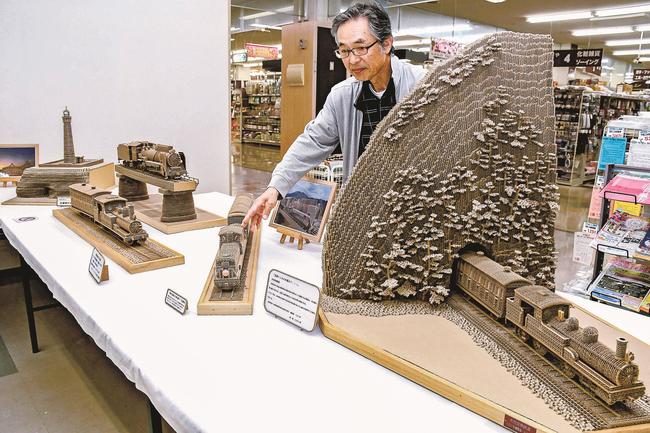 作品展で制作した機関車を披露する原禎幸さん＝出雲市大社町北荒木、ショッピングタウンエル