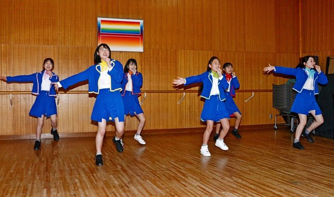 １６日のステージに向けて練習に励むプレシャスのメンバー＝益田市元町、市民学習センター