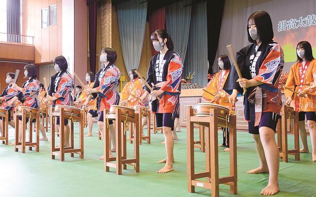 息の合った演奏を披露する掛合分校１年生＝雲南市掛合町掛合