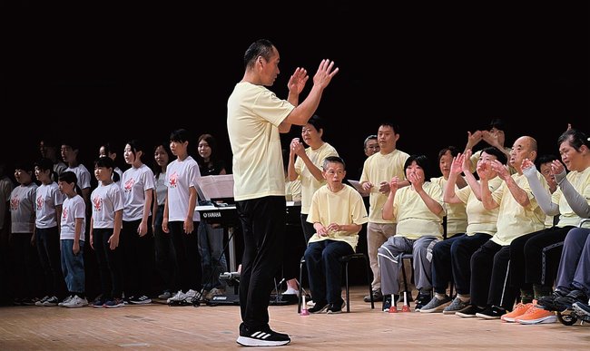 手話や合唱を披露する出演者＝安来市飯島町、市総合文化ホール・アルテピア