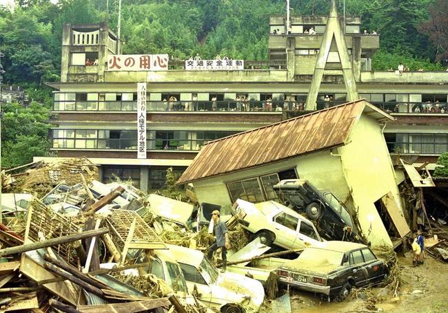 濁流に押し流された家屋や自動車が積み上がった旧三隅町役場前＝１９８３年７月撮影（浜田市三隅支所提供）