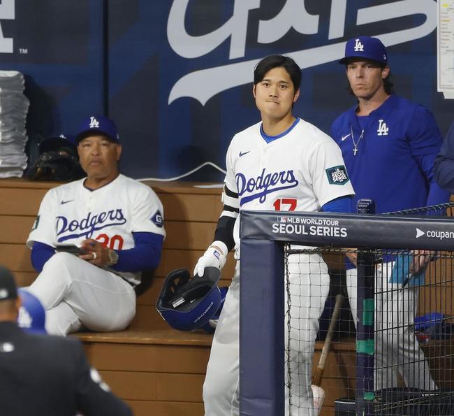 韓国代表戦のベンチで試合を見つめるドジャース・大谷翔平選手。左はロバーツ監督＝18日、ソウル（共同）