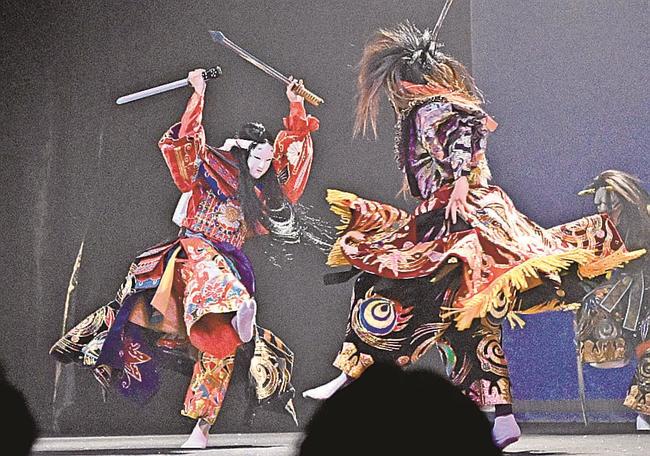 「Ｚｉｐａｎｇｕ～倭姫～」を披露する石見神楽「万雷」＝益田市有明町、島根県芸術文化センター・グラントワ