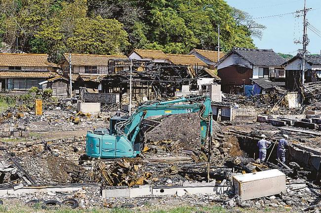 焼け跡で始まったがれきの撤去作業＝６日午前、松江市島根町加賀