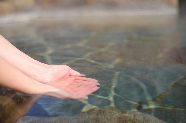「うる肌部門」で１位となった美又温泉のお湯＝浜田市金城町追原