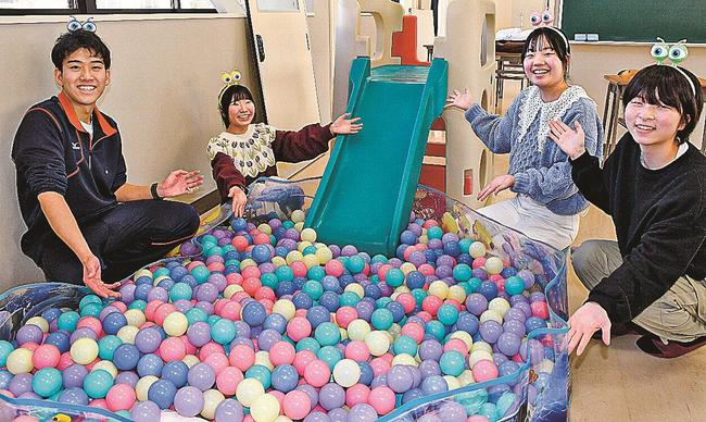 イベント準備中の教室で、参加を呼びかける大東高校の生徒たち＝雲南市大東町大東、大東高校