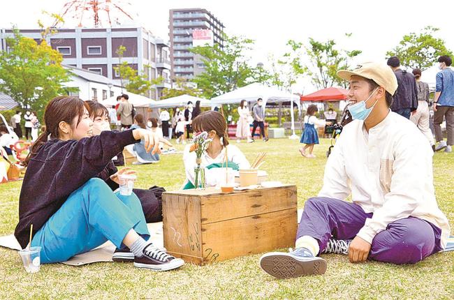 「サンデーマーケット　チーボ」で思い思いの時間を過ごす来場者＝出雲市今市町、出雲だんだん広場