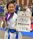 第１９回全日本少年少女空手道選手権大会で３位入賞のメダルと賞状を掲げほほ笑む黒田杷琉君＝２０１９年８月４日、東京都足立区の東京武道館