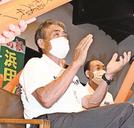 三浦龍司の健闘を拍手でたたえる上ケ迫定夫さん（左）＝浜田市下府町