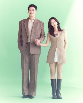 韓国ドラマ『スプリング・フィーバー』に出演する(左から)アン・ボヒョン、イ・ジュビン(C)2025 CJ ENM STUDIOS Co. Ltd & CJ ENM Co.Ltd All Rights Reserved