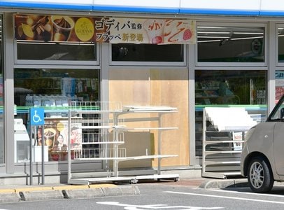 コンビニに軽自動車突っ込む 60代女性「アクセルとブレーキを踏み