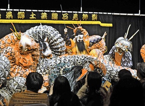 コロナ禍前の２０１９年に公演する石見神楽東京社中＝東京都内