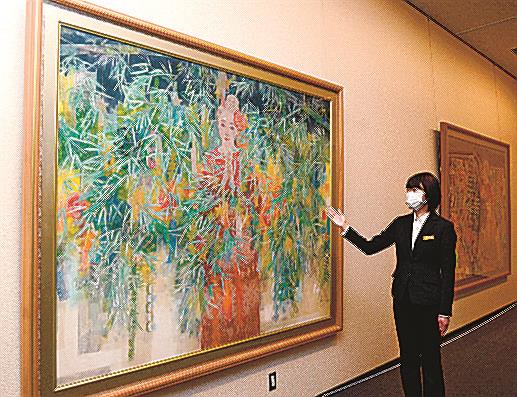 宮北千織氏の「天の川」（左）などの現代日本画が並ぶ新館＝安来市古川町、足立美術館