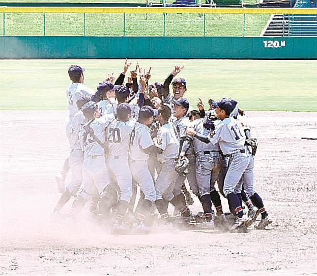 この夏の猛暑の中で島根大会を勝ち抜き、甲子園出場を決めた立正大淞南の選手たち＝出雲市内