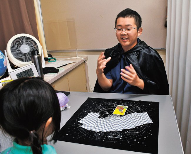 手話を交えながら運勢を伝える生徒(右)=浜田市国分町、浜田ろう学校