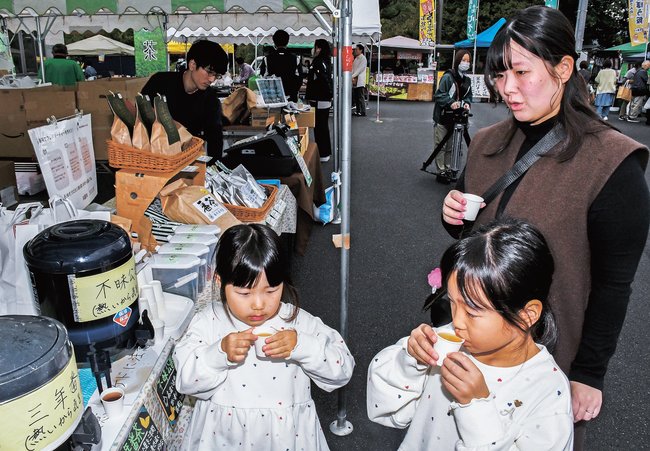 雲南市特産の番茶を楽しむ来場者∥雲南市大東町大東下分、春殖交流センター