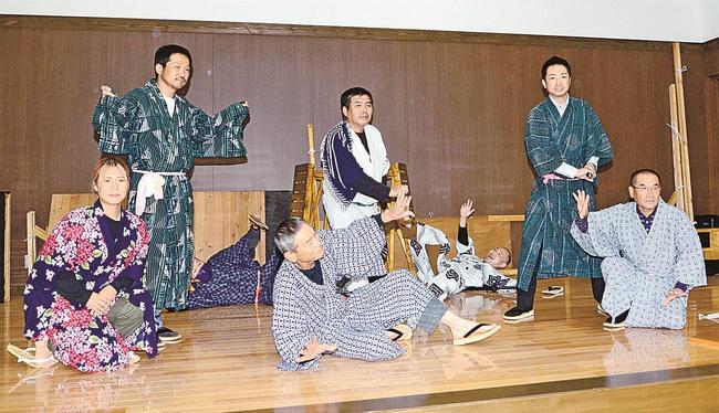 公演に向けて稽古に励む出演者＝雲南市掛合町松笠、松笠交流センター