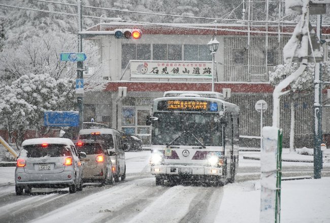 雪が積もった大田市内＝２１日午前８時４６分、大田市大田町、ＪＲ大田市駅前