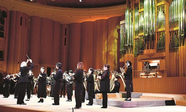 開館を記念し演奏する出演者＝松江市西津田６丁目、さんびる文化センタープラバホール