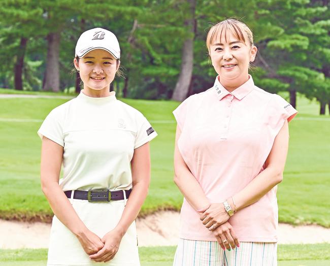 優勝した川崎春花と写真に収まる佐伯三貴プロ＝大山平原ゴルフクラブ