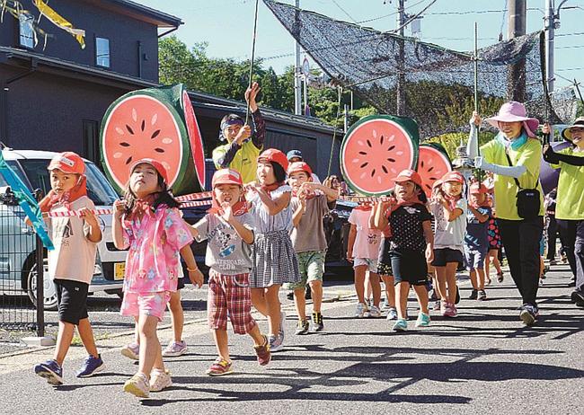 西瓜提灯が乗ったみこしを担いで練り歩く園児たち＝雲南市大東町大東