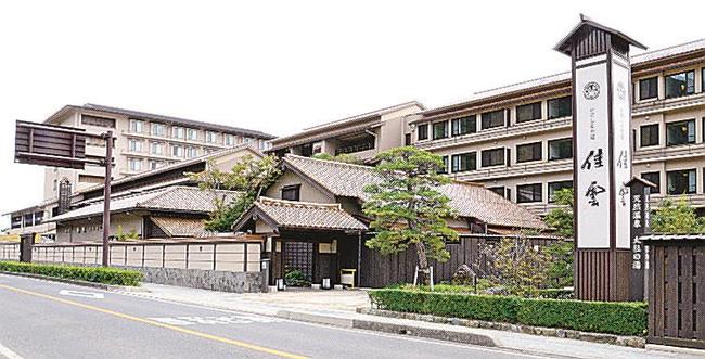 共立メンテナンスが運営する「佳雲」。左奥は「月夜のうさぎ」＝出雲市大社町修理免