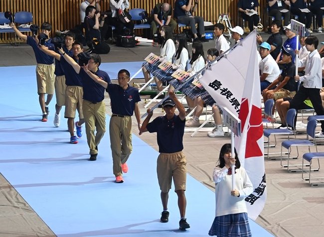 力強く歩を進める島根県選手団=札幌市、北海きたえーる