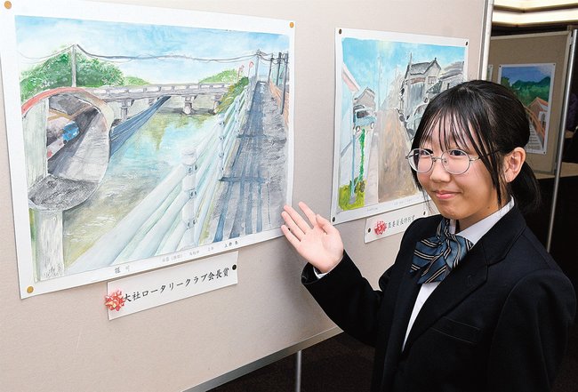 大社ロータリークラブ会長賞に輝いた作品を紹介する上野葵さん＝出雲市大社町杵築東