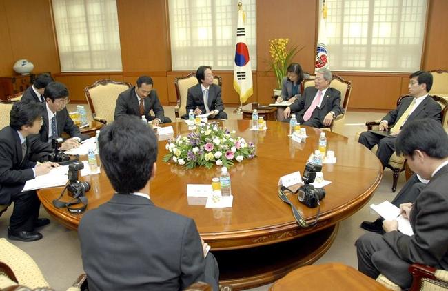 韓国の柳明桓外交通商相(右から3人目)と懇談する記者交流の参加者。左端が筆者=2008年4月、ソウル市内