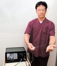 
          
新しいヘルニア治療器の仕組みを説明する奈良井康宏医長＝出雲市姫原４丁目、島根県立中央病院
        