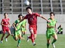 【１回戦・大社－帝京長岡】前半、競り合う大社のＦＷ遠藤羚央（中央）＝ＮＡＣＫ５スタジアム大宮