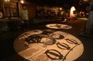 鬼太郎とねこ娘が盆踊りをする影絵（手前）を見る子ども＝境港市松ヶ枝町、水木しげるロード