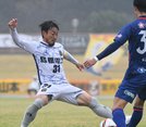 【ＦＣ神楽しまね―奈良クラブ】前半、ＦＣ神楽しまねのＭＦ田平謙（左）が相手と競り合う‖奈良市、ロートフィールド奈良 