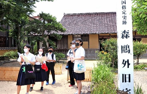 森鷗外記念館を見学する松江市立本庄中学校の生徒たち＝津和野町町田、同館