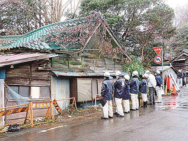 行政代執行による撤去作業が始まった茨城県土浦市の特定空き家＝１月１６日（同市提供）