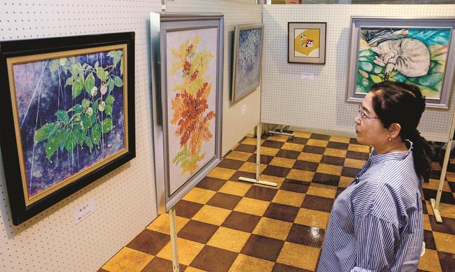 柔らかな雰囲気で描かれた日本画に見入る来場者＝松江市東津田町、いきいきプラザ島根