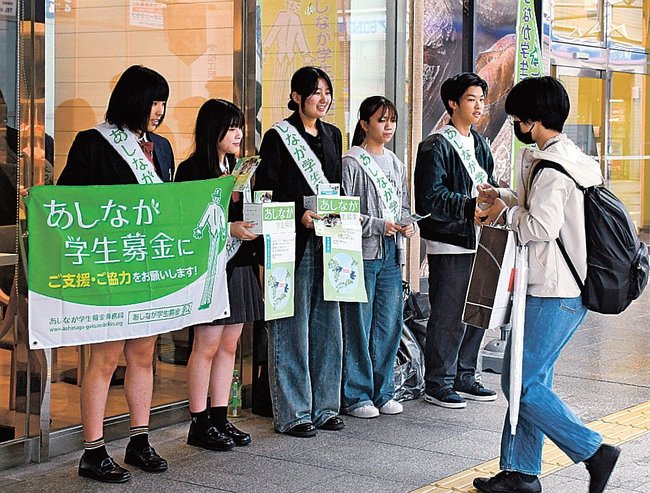 通行人に募金を呼びかける奨学生ら＝松江市朝日町、ＪＲ松江駅北口