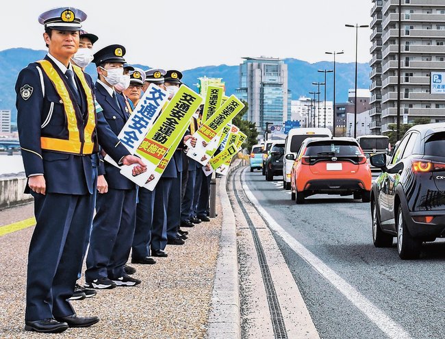 国道９号沿いに並んで立ち、交通安全をアピールする松江署員ら＝松江市袖師町（画像の一部を加工しています）