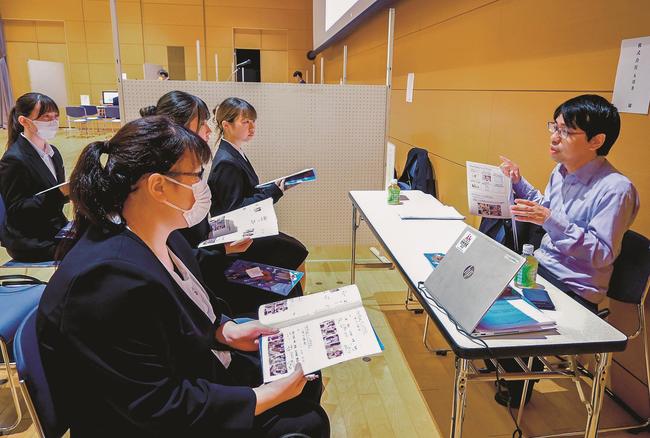 企業担当者から説明を聞く学生たち＝松江市朝日町、松江テルサ