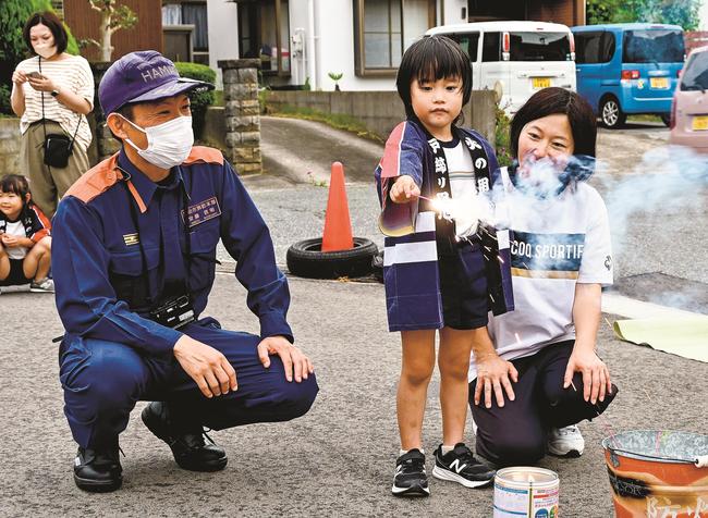 手持ち花火の扱い方を学ぶ園児＝浜田市長沢町、ながさわ子ども園